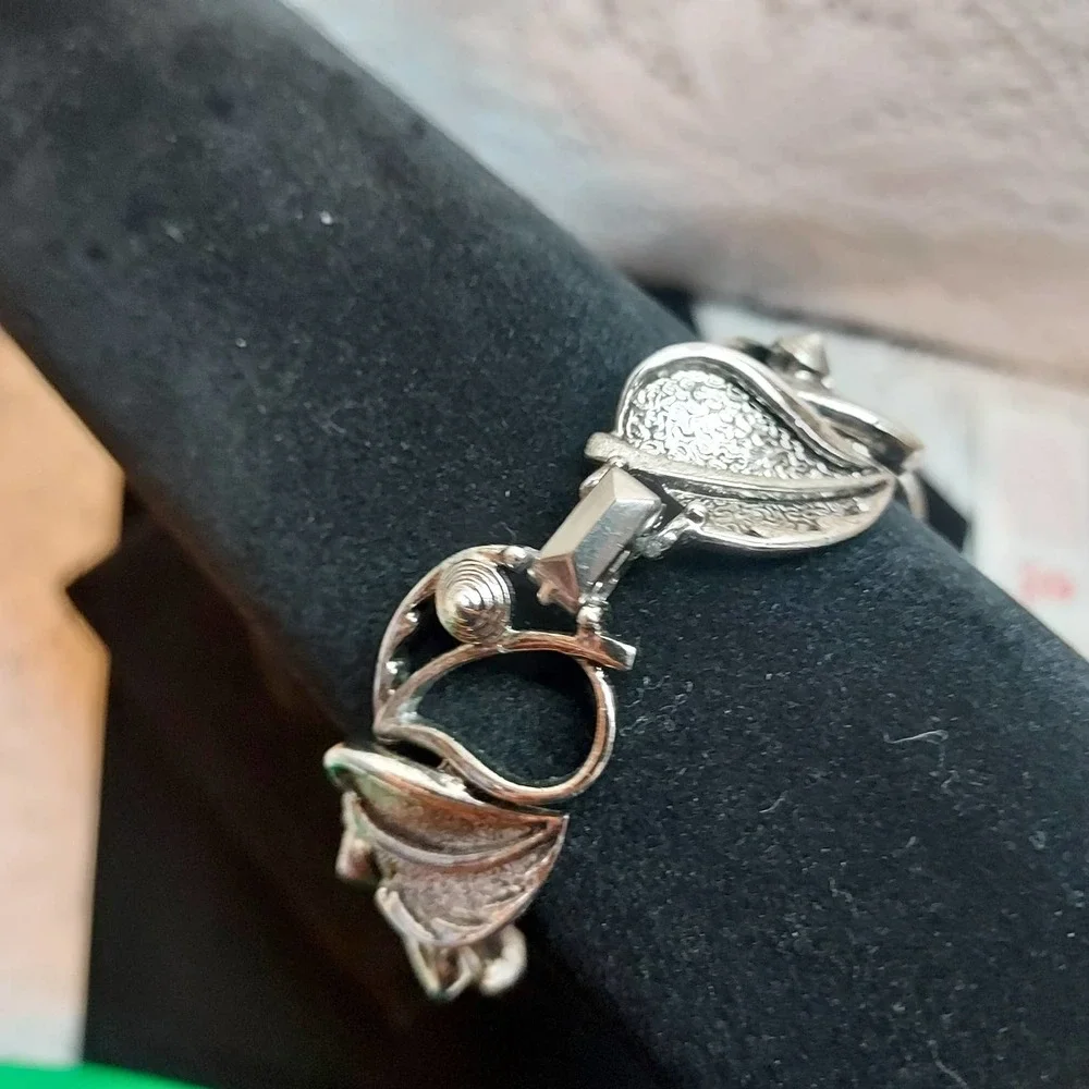 Sarah‎ Coventry Silver Tone Leaf Bracelet